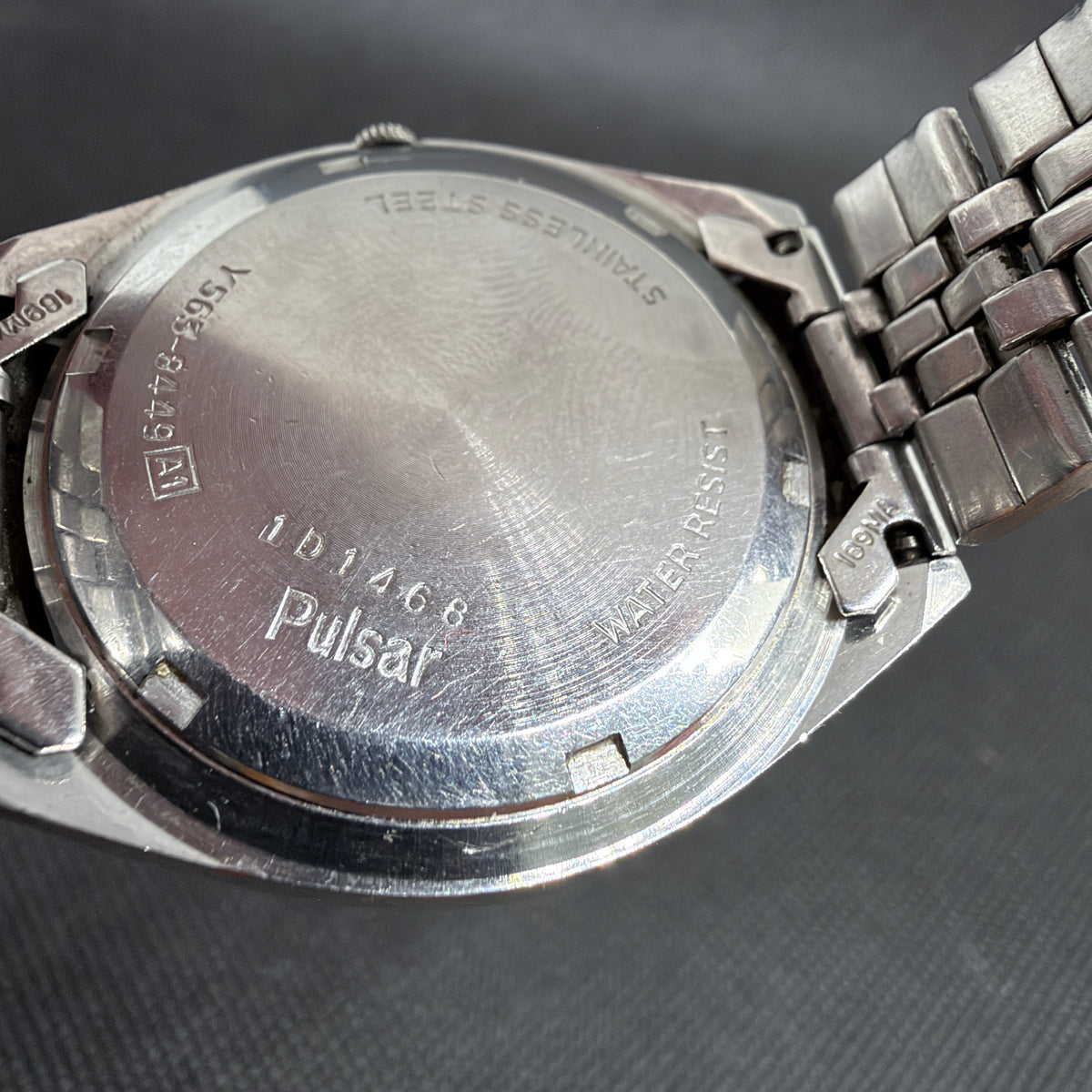 Vintage Pulsar Quartz Field Style – Silver Linen Dial 36mm (Y563-8449)