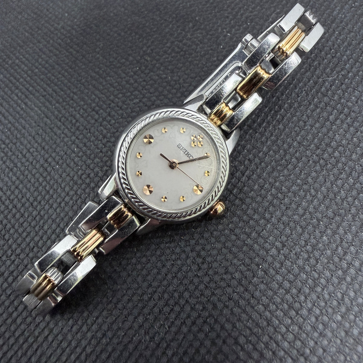 Vintage Seiko Ladies' Solar Watch – Two-Tone Rose Gold Accents (Ref. V117)