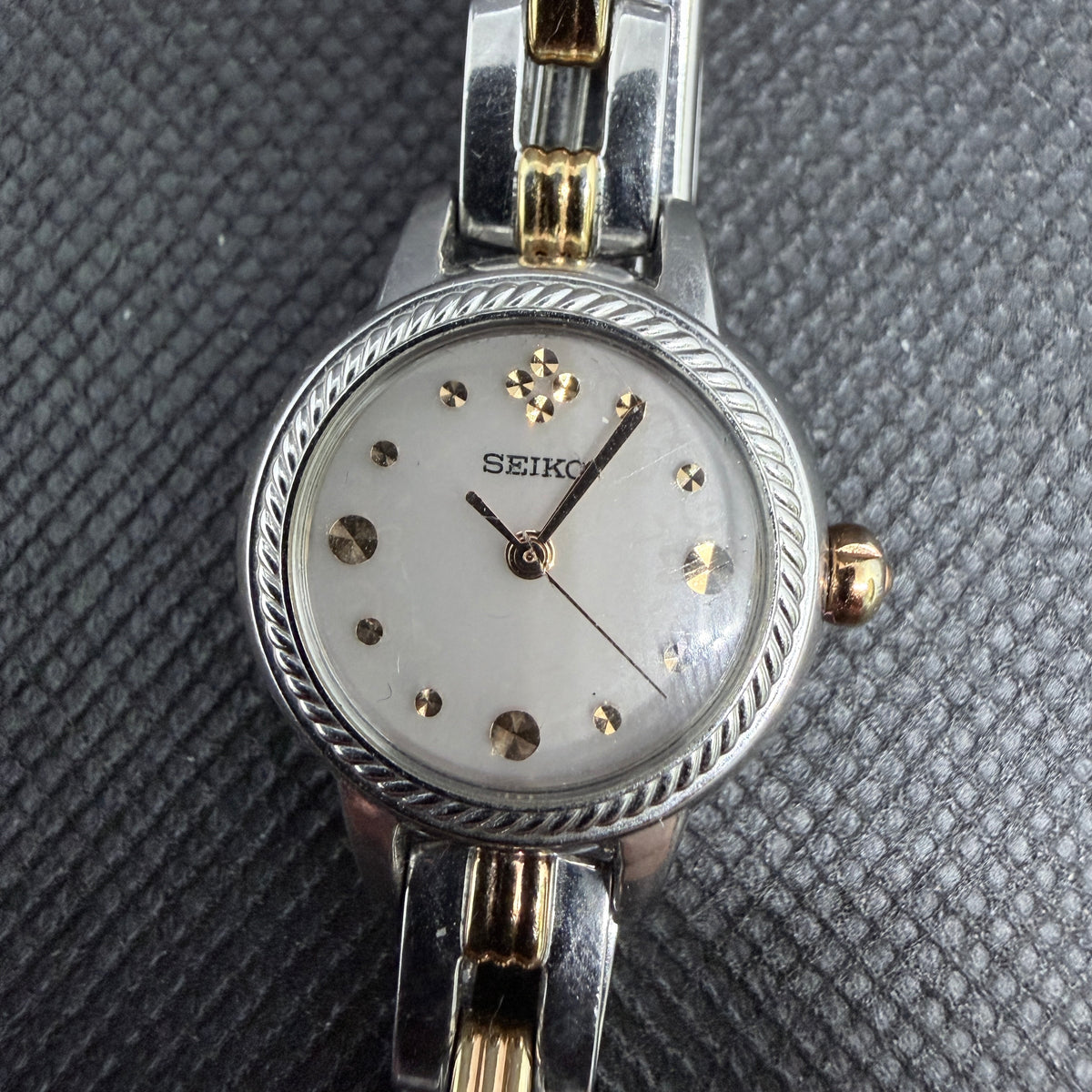 Vintage Seiko Ladies' Solar Watch – Two-Tone Rose Gold Accents (Ref. V117)