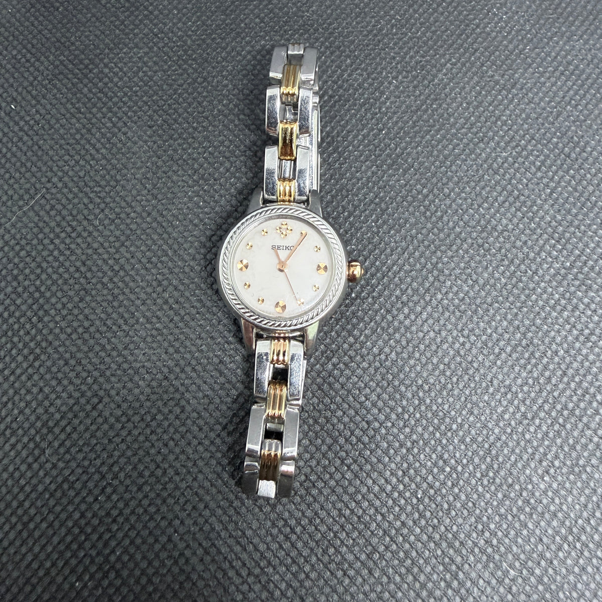 Vintage Seiko Ladies' Solar Watch – Two-Tone Rose Gold Accents (Ref. V117)