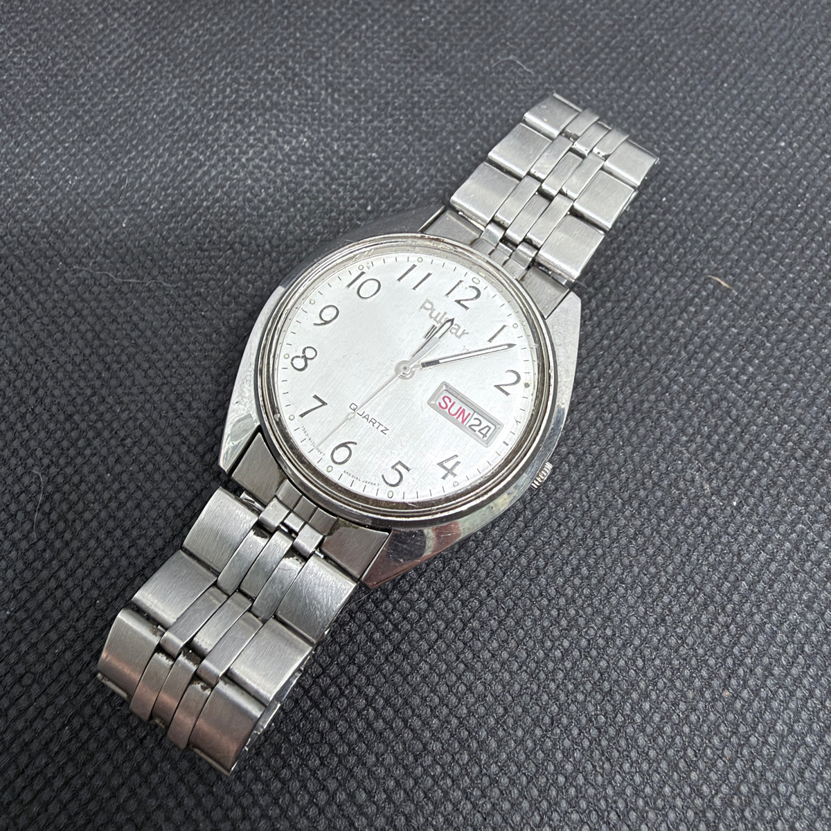 Vintage Pulsar Quartz Field Style – Silver Linen Dial 36mm (Y563-8449)